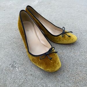 J. Crew Chartreuse Velvet Heels Round Toe size 7.5 preloved